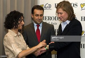 زنی که از شهادت حاج قاسم خوشحالی می کرد کیست؟/ از کنگره آمریکا تا پارلمان رژیم صهیونیستی/ آیا آمریکایی‌ها به دنبال تربیت «مصی علی‌نژاد ۲» هستند؟ +عکس و فیلم